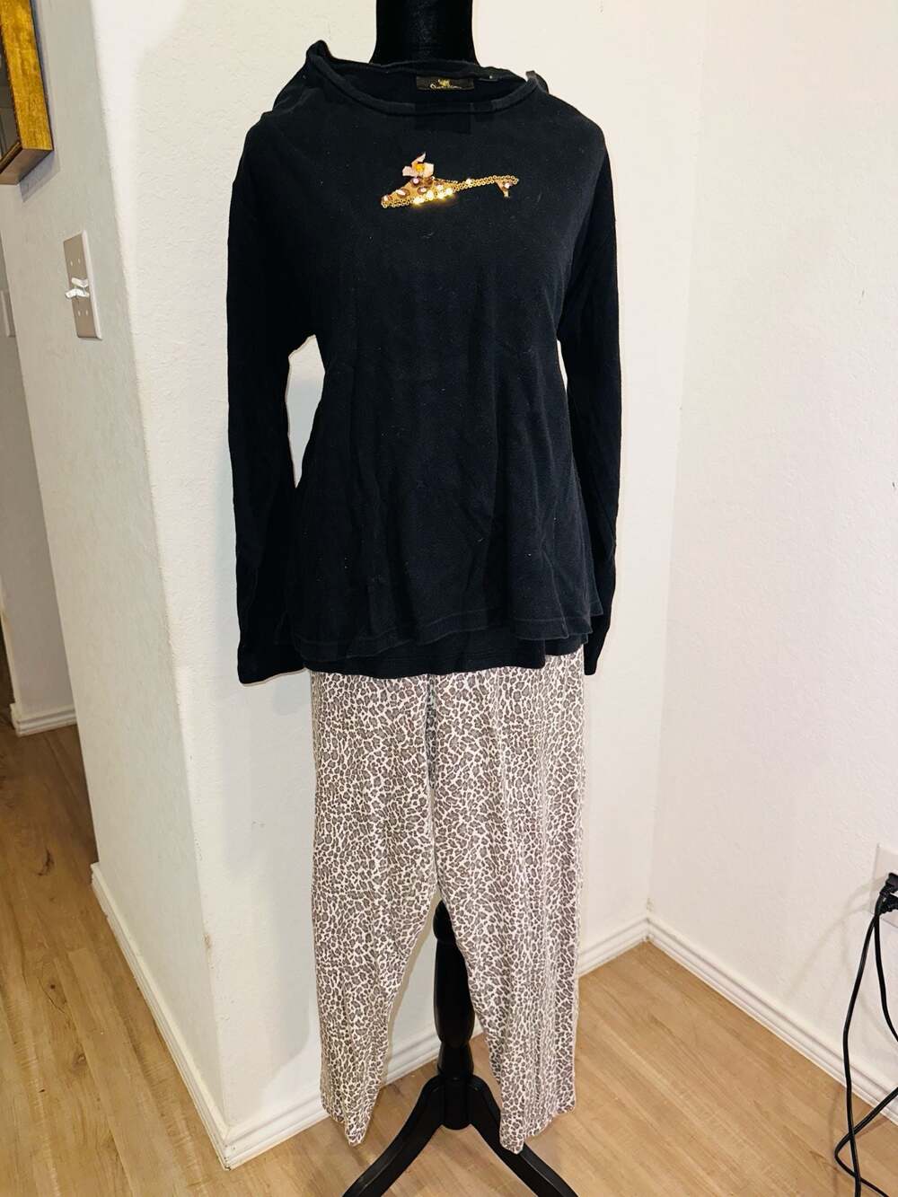Quacker Factory 2-Piece Pajama Set XL Black Sequin Shoe Top Leopard Pants